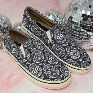 ✨NWT Black & White Skull Pattern Slip-On Shoes